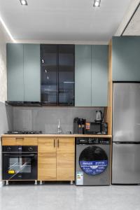 Kuchyň nebo kuchyňský kout v ubytování Уютная квартира стиле минимализм ЖК Prestige Gardens