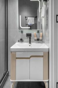 Kuchyň nebo kuchyňský kout v ubytování Уютная квартира стиле минимализм ЖК Prestige Gardens