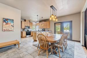 Η κουζίνα ή μικρή κουζίνα στο Dog Friendly Stay Near Trails in Silverthorne
