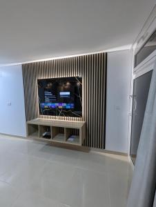 Μια τηλεόραση ή/και κέντρο ψυχαγωγίας στο Apartamentos Anau k & L