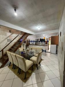 een eetkamer met een tafel en stoelen en een keuken bij Sobrado Beira da Mata in Pirenópolis