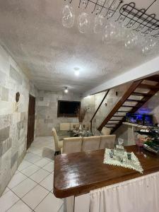 een woonkamer met een bank en een tafel met glazen bij Sobrado Beira da Mata in Pirenópolis +19 foto's