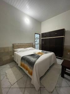 een slaapkamer met een groot bed in een kamer bij Sobrado Beira da Mata in Pirenópolis