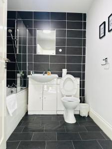 Fotografie z fotogalerie ubytování The Residency 4 bed home in Liverpool free parking v destinaci Litherland