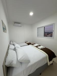 Ένα ή περισσότερα κρεβάτια σε δωμάτιο στο Apartamento com vista para o mar no centro