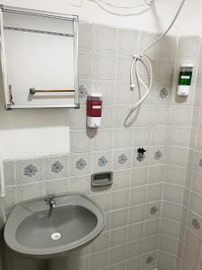 a bathroom with a sink and a mirror at Espacioso,Balcón Privado,Cerca Plaza Principal in Santa Cruz de la Sierra