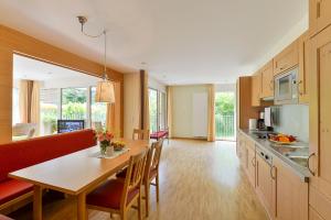 a kitchen and dining room with a table and chairs at Allegra Wohlfühl Appartements in Brand