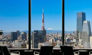 东京东京帕克酒店的从窗户看到的城市天际线