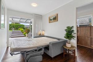 Χώρος καθιστικού στο Maraetai Beach Villa +29 φωτογραφίες