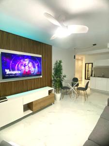 a living room with a flat screen tv on a wall at Apartamento Maresía in Candelaria