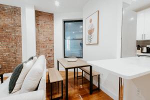 Η κουζίνα ή μικρή κουζίνα στο Spacious 3BR Upper West Side Apt - Steps from Central Park +10 φωτογραφίες