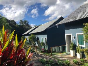 a row of houses with plants in front of them at Ariticum Chalés in Lagoa Sêca