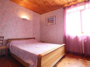 a bedroom with a bed and a window at Gîte familial au calme avec jeux, VTT, randonnée, près du Parc Livradois, La Chaise-Dieu et Craponne - FR-1-582-214 in Jullianges