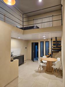 a kitchen and dining room with a table and chairs at Loft Sp in San Pedro