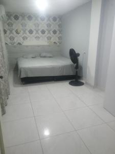 a bedroom with a bed and a chair in it at Rey SALOMÓN SALJA in Barranquilla