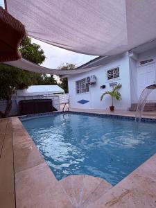 Swimmingpoolen hos eller tæt på Jett Room - Ferdie's Place