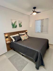 Ένα ή περισσότερα κρεβάτια σε δωμάτιο στο Apartamento novo 2 quartos em condominio Clube com Ar-condicionado