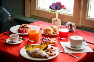 una mesa cubierta con platos de comida y bebida para el desayuno en Hotel della Vittoria, en Ancona