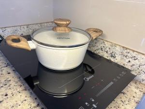 a pot sitting on top of a stove at Casa 04 - Casa com 2 quartos, sendo uma suíte localizada próximo a rodoviária e o aeroporto in Palmas