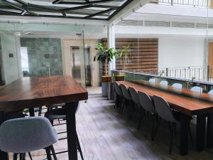 una sala de conferencias con una mesa larga y sillas en Avida Residences Confort, en Puerto Vallarta 26 fotos más