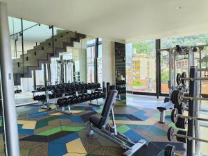 un gimnasio con muchas cintas de correr y pesas en Avida Residences Confort, en Puerto Vallarta