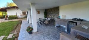 a patio with a table and chairs in a backyard at Villas Julieta in El Peñol