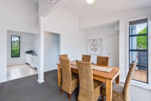 Χώρος καθιστικού στο Plantation - 3BR Modern Family Friendly Apartment Huskisson Main Street By Nautilus Apartments Jervis Bay