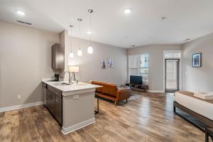 Кровать или кровати в номере CozySuites - Penrose Mass Ave with pool & parking #7