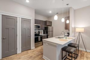 Кухня или мини-кухня в CozySuites - Penrose Mass Ave with pool & parking #7
