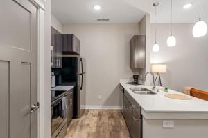 Кухня или мини-кухня в CozySuites - Penrose Mass Ave with pool & parking #7
