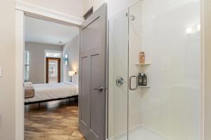 Кровать или кровати в номере CozySuites - Penrose Mass Ave with pool & parking #7 +11 фотографий