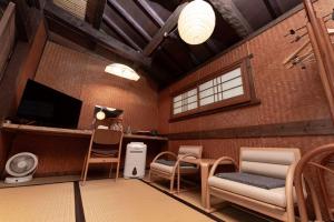 TV/trung tâm giải trí tại 車で市街地近くの静かな田舎空間一沖縄古民家の宿