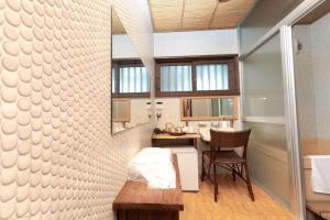 Phòng tắm tại 車で市街地近くの静かな田舎空間一沖縄古民家の宿