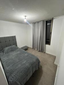ein Schlafzimmer mit einem Bett und einem Fenster in der Unterkunft apartment Santiago downtown Paseo Bulnes in Santiago