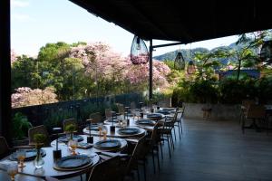 un tavolo apparecchiato per un pasto in un patio di FR Hotel a Ibagué