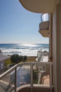 un balcon avec vue sur l'océan dans l'établissement Sea Salt By Khove, à Gold Coast