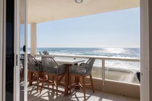 un balcon avec une table et des chaises et l'océan dans l'établissement Sea Salt By Khove, à Gold Coast 25 autres photos