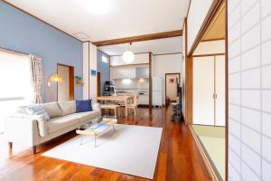 Η κουζίνα ή μικρή κουζίνα στο 一棟貸しの宿 Kururi-Kuru 石垣島,くるりくる +33 φωτογραφίες