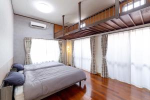 Ένα ή περισσότερα κρεβάτια σε δωμάτιο στο 一棟貸しの宿 Kururi-Kuru 石垣島,くるりくる