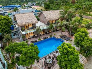 吉婆岛AROMA GARDEN HOMESTAY s的带游泳池的度假村的鸟瞰图