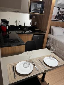 ニテロイにあるLindo Studio Boa Viagem - MAC e UFFのホテルルームのテーブルに置かれたワイングラス2杯