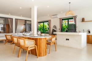 a kitchen and dining room with a table and chairs at Chezfred Villa, Pererenan,Tumbak Bayuh in Tumbak Bayuh