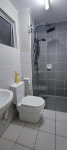 セパンにあるTRAVELLERS' ROOM JrMaster Near KLiA SiC at UmahSinggah NamTigaのトイレとシャワー付きの白いバスルーム