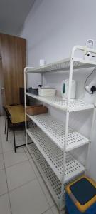 セパンにあるTRAVELLERS' ROOM JrMaster Near KLiA SiC at UmahSinggah NamTigaの食器が置かれたキッチンの白い棚