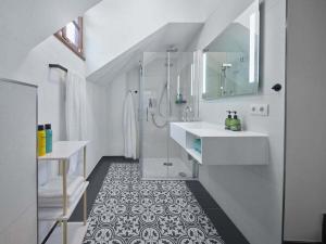 un bagno bianco con lavandino e doccia di Holiday home in Bullay with sauna a Bullay Altre 47 foto