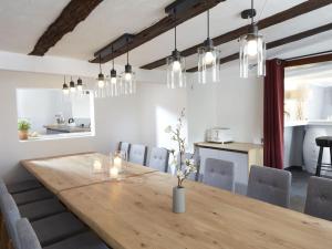 una sala da pranzo con tavolo e sedie in legno di Holiday home in Bullay with sauna a Bullay