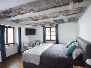 una camera da letto con un letto grande e una TV di Holiday home in Bullay with sauna a Bullay