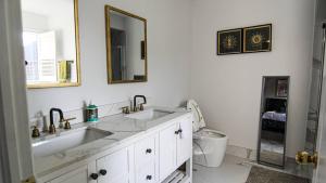 Ένα μπάνιο στο Spacious 5br Home W Parking In Mississauga +9 φωτογραφίες