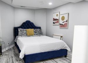 Ένα ή περισσότερα κρεβάτια σε δωμάτιο στο Spacious 5br Home W Parking In Mississauga