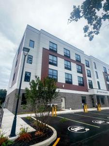 un edificio con un lampione di fronte di 401 Modern Brand New Studio Apartment a East Spotswood